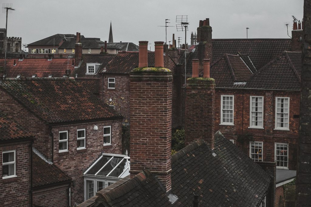 This image has an empty alt attribute; its file name is chimneys-5995030_1920-1024x683.jpg
